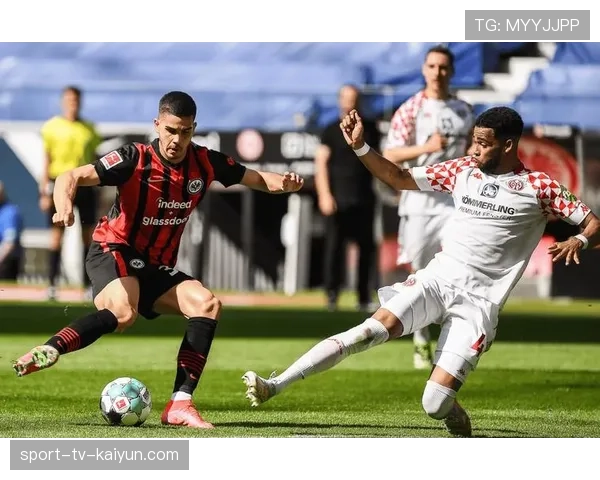 德甲赛场再现暖心一幕，两队球员为中场突发不适的队医让出通道